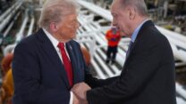 נשיא טורקיה רג'פ ארדואן ונשיא ארה"ב דונלד טראמפ נפגשים לאחר סיום המלחמה בעזה, וצינורות האנרגיה (צילום: AP ו-shutterstock, עיבוד: דבר)