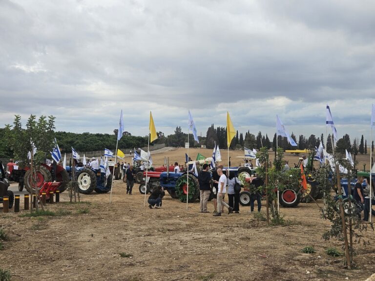 טרקטורים במסע לזכר אופיר ליבשטיין (צילום: מאיה רונן)