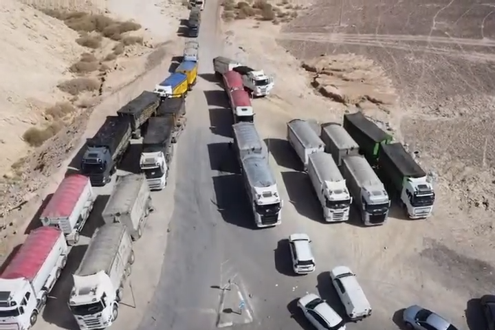 משאיות מחוץ לאתר ההטמנה 'אפעה' בנגב במחאת הנהגים (צילום מסך: המועצה לכפרים לא מוכרים) משאיות מחוץ לאתר ההטמנה 'אפעה' בנגב במחאת הנהגים (צילום מסך: המועצה לכפרים לא מוכרים)