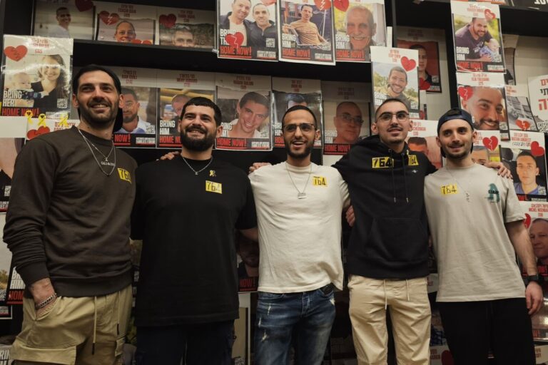 שורדי השבי מתן אנגרסט (מימין), רום ברסלבסקי, נמרוד כהן, זיו וגלי ברמן (צילום: אלון גלבוע)