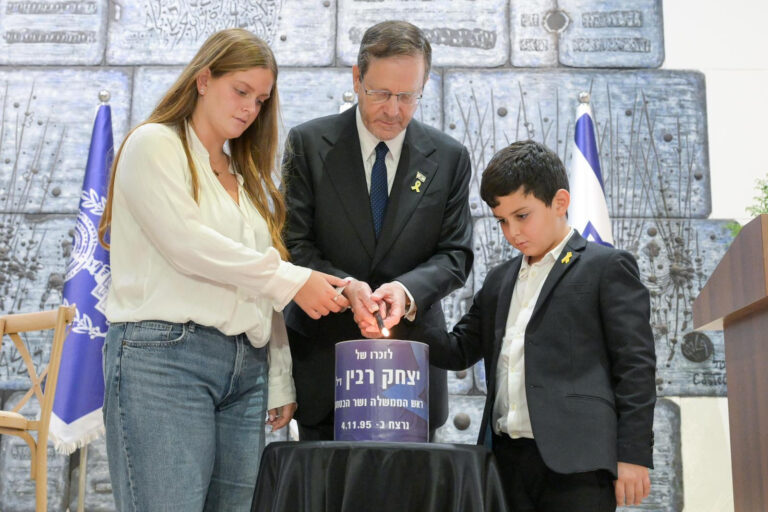 נשיא המדינה יצחק הרצוג מדליק נר לזכר יצחק רבין (צילום: מעיין טואף/ לע״מ)