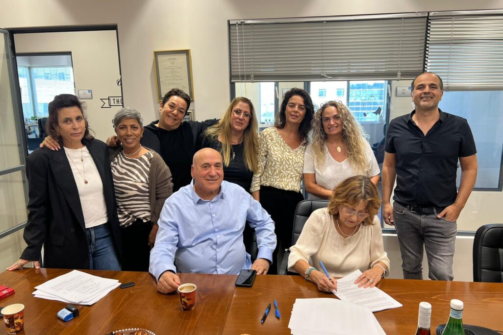 חתימת הסכם קיבוצי ב-SOS (צילום: דוברות ההסתדרות) חתימת הסכם קיבוצי ב-SOS (צילום: דוברות ההסתדרות)