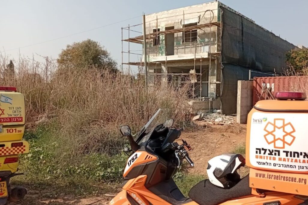 זירת תאונה העבודה בפרדס חנה (צילום: איחוד הצלה) זירת תאונה העבודה בפרדס חנה (צילום: איחוד הצלה)