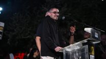 רום ברסלבסקי נואם בכיכר החטופים (צילום: ליאור רוטשטיין)