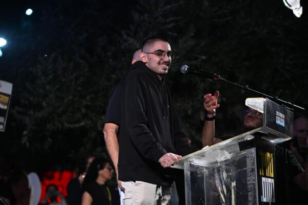 רום ברסלבסקי נואם בכיכר החטופים (צילום: ליאור רוטשטיין)
