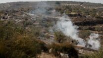 עשן לאחר התנגשויות בין ישראלים ופלסטינים סמוך לכפר בית ליד בשומרון, 7 בנובמבר 2025 (צילום ארכיון: REUTERS/Raneen Sawafta)