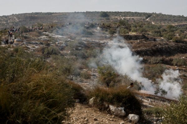 עשן לאחר התנגשויות בין ישראלים ופלסטינים סמוך לכפר בית ליד בשומרון, 7 בנובמבר 2025 (צילום ארכיון: REUTERS/Raneen Sawafta)