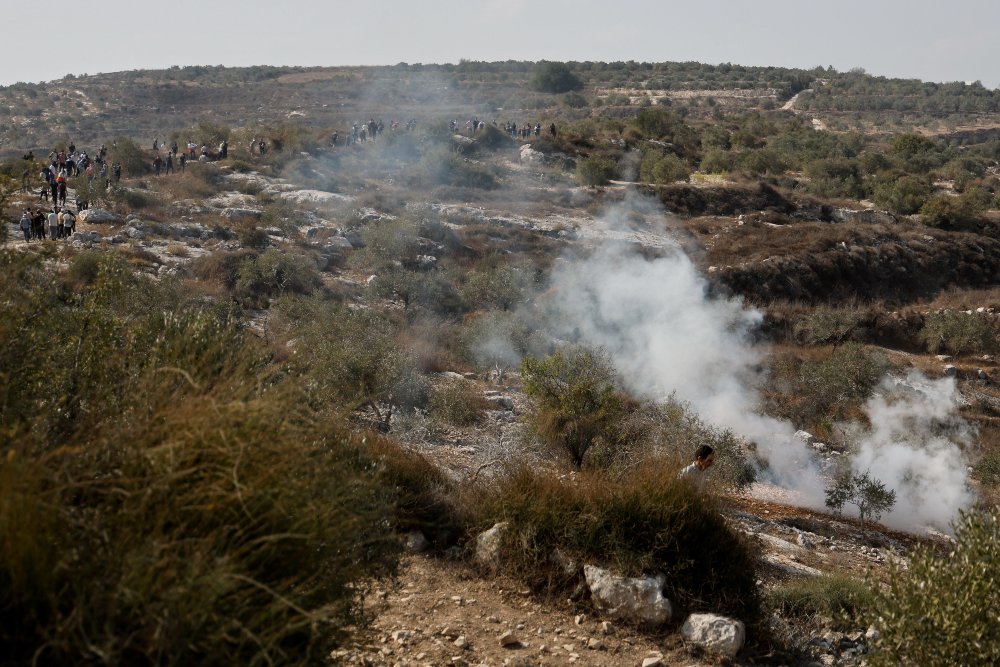 עשן לאחר התנגשויות בין ישראלים ופלסטינים סמוך לכפר בית ליד בשומרון, 7 בנובמבר 2025 (צילום ארכיון: REUTERS/Raneen Sawafta) עשן לאחר התנגשויות בין ישראלים ופלסטינים סמוך לכפר בית ליד בשומרון, 7 בנובמבר 2025 (צילום ארכיון: REUTERS/Raneen Sawafta)