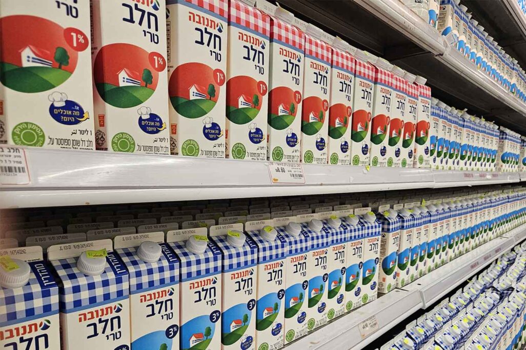 מדף חלב בסופר (צילום: מאיה רונן) מדף חלב בסופר (צילום: מאיה רונן)