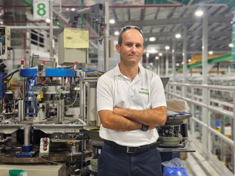 מיכאל רוזנבלאו, סמנכ"ל תפעול בריווליס. "המפעל הזה מאפשר לנו לייצר בכמות גדולה ובצורה יעילה יותר בכל מחזור בזכות מערכות האנרגיה שלנו" (צילום: מאיה רונן)