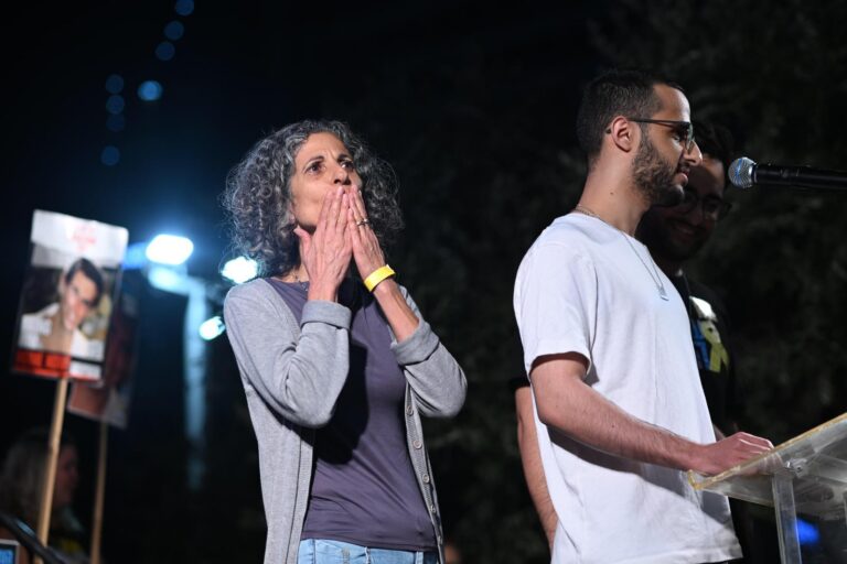 שורד השבי נמרוד כהן בכיכר החטופים, מאחוריו אימו ויקי (צילום: ליאור רוטשטיין)