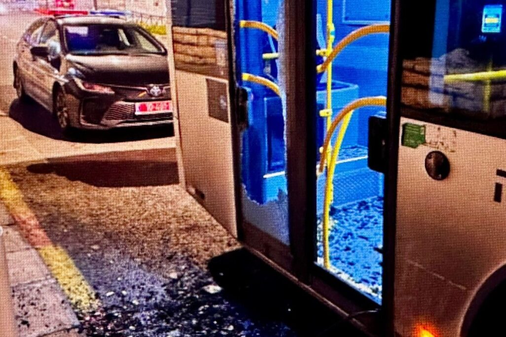 אחד האוטובוסים שניזוקו (צילום: דוברות המשטרה) אחד האוטובוסים שניזוקו (צילום: דוברות המשטרה)