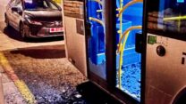 אחד האוטובוסים שניזוקו (צילום: דוברות המשטרה)