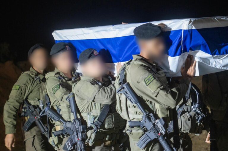 חיילי צה"ל נושאים את ארונו של חלל החטוף ג'ושוע לואיטו מולל (צילום: דובר צה"ל)ס;