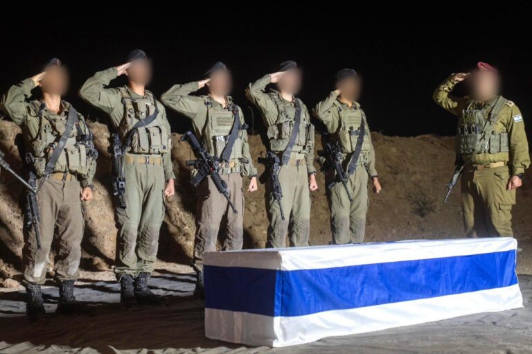 חיילי צה"ל בטקס קבל ארונו של חלל החטוף ג'ושוע לואיטו מולל ברצועת עזה (צילום: דובר צה"ל)