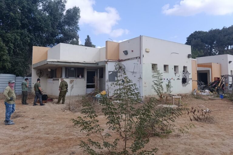 בניין גן הילדים בבארי בו נמצאו אמצעי הלחימה (צילום: משטרת ישראל)