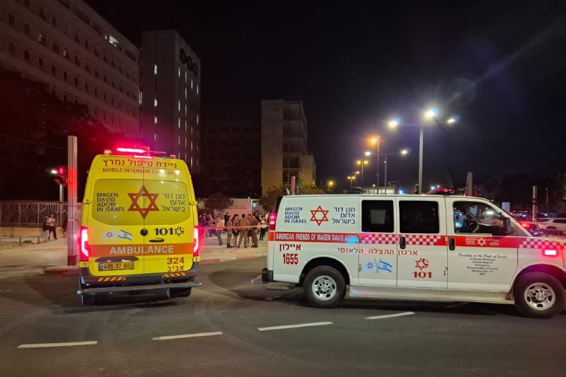 זירת הירי סמוך לאוניברסיטת ת"א (צילום: מד"א) זירת הירי סמוך לאוניברסיטת ת"א (צילום: מד"א)