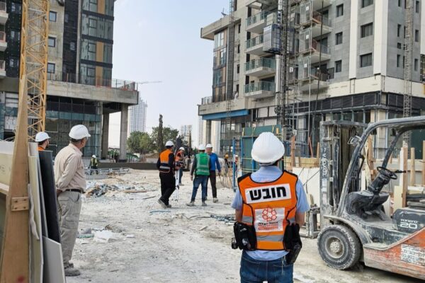 אתר הבניה בו נפצע עובד בן כ-20 (צילום: איחוד הצלה סניף בת ים)