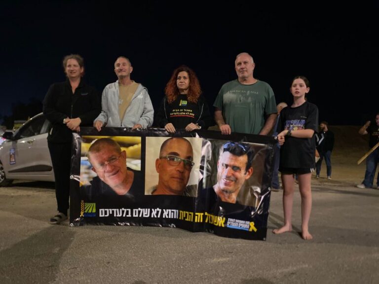 אלה חיימי (משמאל) עם בני משפחתה ומשפחות נוספות (צילום: יהל פרג')