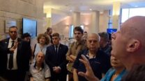 מחאת המורים מחוץ לוועדת החינוך של הכנסת (צילום מסך: אור גואטה)