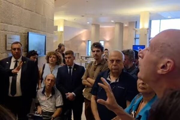 מחאת המורים מחוץ לוועדת החינוך של הכנסת (צילום מסך: אור גואטה)
