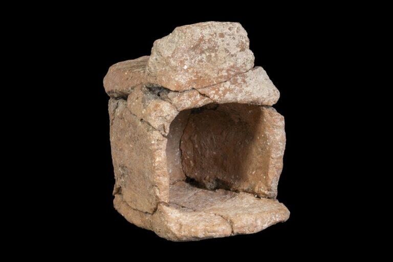 דגם המקדש שהתגלה בחפירה (צילום: קטרינה קצן, רשות העתיקות)