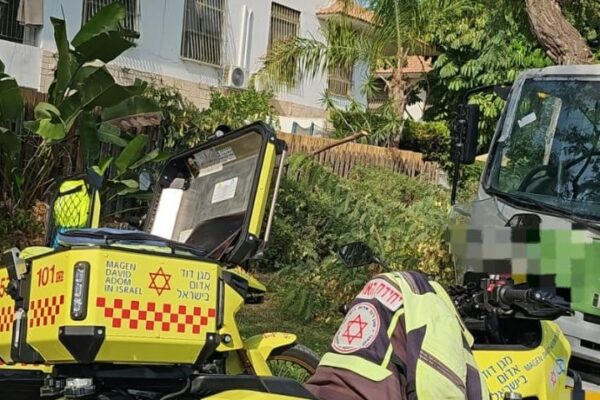 זירת תאונת העבודה בראשון לציון, בה נהרג עיסא מוחמד דעאייף ז"ל (צילום: תיעוד מבצעי מד"א)