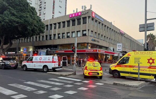 זירת הדקירה בתל אביב, סמוך לבניין הלונדון מיניסטור (צילום: תיעוד מבצעי מד"א)