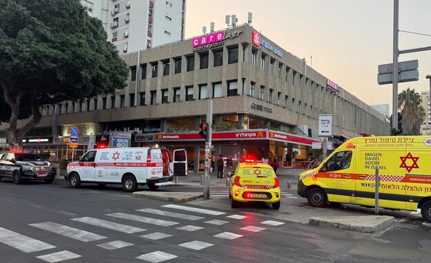 זירת הדקירה בתל אביב, סמוך לבניין הלונדון מיניסטור (צילום: תיעוד מבצעי מד"א)