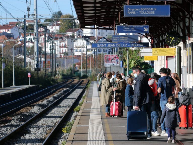 נוסעים ממתינים לרכבת לכיוון פריז בתחנת סן-ז’אן-דה-לוז במערב צרפת. ההפרטה מייקרת את השירות גם לנוסעים (צילום: AP Photo/Bob Edme)