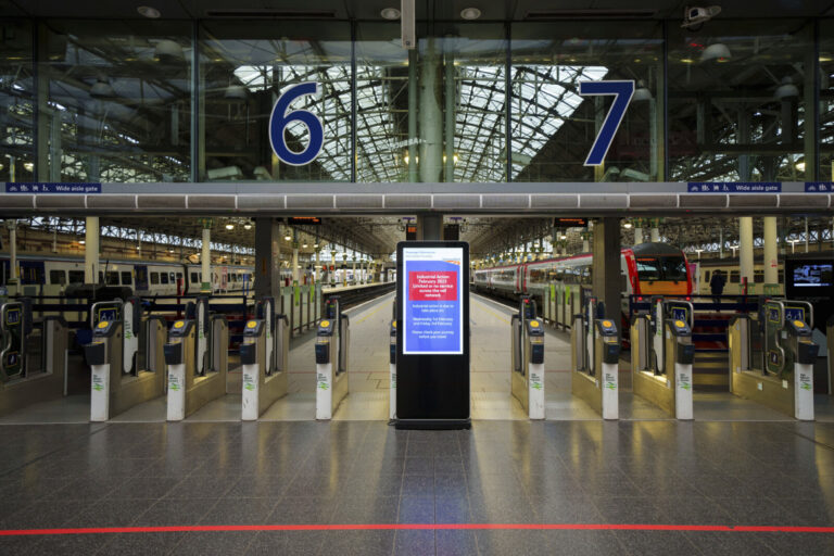 רציפים ריקים בתחנת הרכבת מנצ'סטר פיקדילי במנצ'סטר, אנגליה (צילום: AP Photo/Jon Super)
