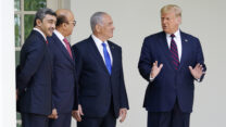 דונלד טראמפ (מימין), בנימין נתניהו, שר החוץ של בחריין ח'אלד בן אחמד אאל ח'ליפה ועבדאללה בן זאיד אאל נהיאן (צילום: AP Photo/Alex Brandon)