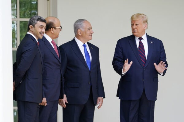 דונלד טראמפ (מימין), בנימין נתניהו, שר החוץ של בחריין ח'אלד בן אחמד אאל ח'ליפה ועבדאללה בן זאיד אאל נהיאן (צילום: AP Photo/Alex Brandon)
