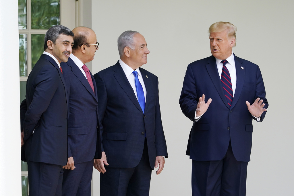 דונלד טראמפ (מימין), בנימין נתניהו, שר החוץ של בחריין ח'אלד בן אחמד אאל ח'ליפה ועבדאללה בן זאיד אאל נהיאן (צילום: AP Photo/Alex Brandon) דונלד טראמפ (מימין), בנימין נתניהו, שר החוץ של בחריין ח'אלד בן אחמד אאל ח'ליפה ועבדאללה בן זאיד אאל נהיאן (צילום: AP Photo/Alex Brandon)