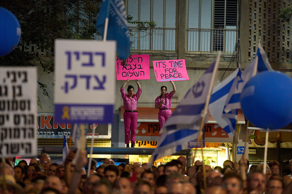 נשים עם שלטי "זה זמן לשלום" ו"חיילים בצבא השלום" בעצרת 30 לרצח רבין בתל אביב (צילום: AP Photo/Ariel Schalit) נשים עם שלטי "זה זמן לשלום" ו"חיילים בצבא השלום" בעצרת 30 לרצח רבין בתל אביב (צילום: AP Photo/Ariel Schalit)