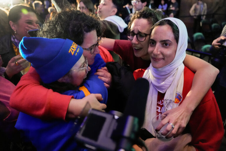 פעילי המפלגה הדמוקרטית חוגגים את ניצחונו של המועד זוהראן ממדאני, שנבחר לראשות עיריית ניו יורק (צילום: AP Photo/Yuki Iwamura)