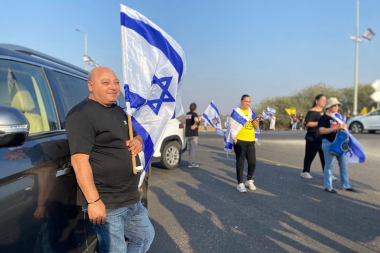אבי, הגיע עם בתו הדר ללוות את שיירת ארון החלל החטוף. "מאמינים שהכבוד למת חשוב יותר מללכת לשמחה" (צילום: יהל פרג')