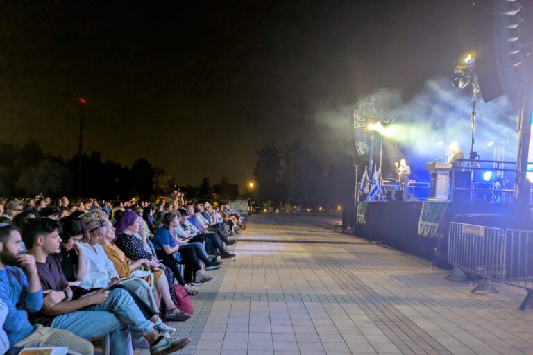 עצרת 'קמים יחד!' לציון יום הזיכרון ה-30 לרצח רבין. "לכבודם של החטופים ששבו ואלו שלא" (צילום: מיכל מרנץ)