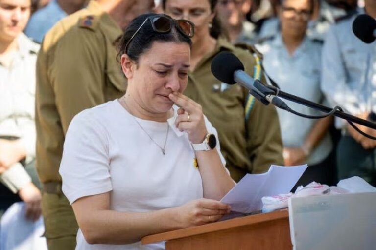 נעם כץ רודאיף, בתו של ליאור רודאיף, בהלווייתו. "763 ימים הפקירו אותך" (צילום: אוריאל אבן ספיר)