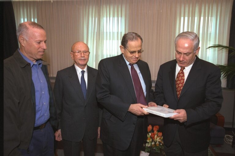 חברי ועדת צ'חנובר מגישים את דו"ח החקירה לראש הממשלה בנימין נתניהו, משמאל לימין: רפי פלד, דן טולקובסקי, יוסף צ'חנובר וראש הממשלה בנימין נתניהו (צילום: עמוס בן גרשום/ לע"מ)