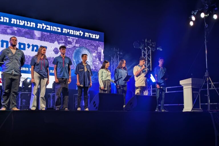 נציגי תנועות הנוער בעצרת 'קמים יחד' לציון 30 שנה לרצח רבין (צילום: מיכל מרנץ)
