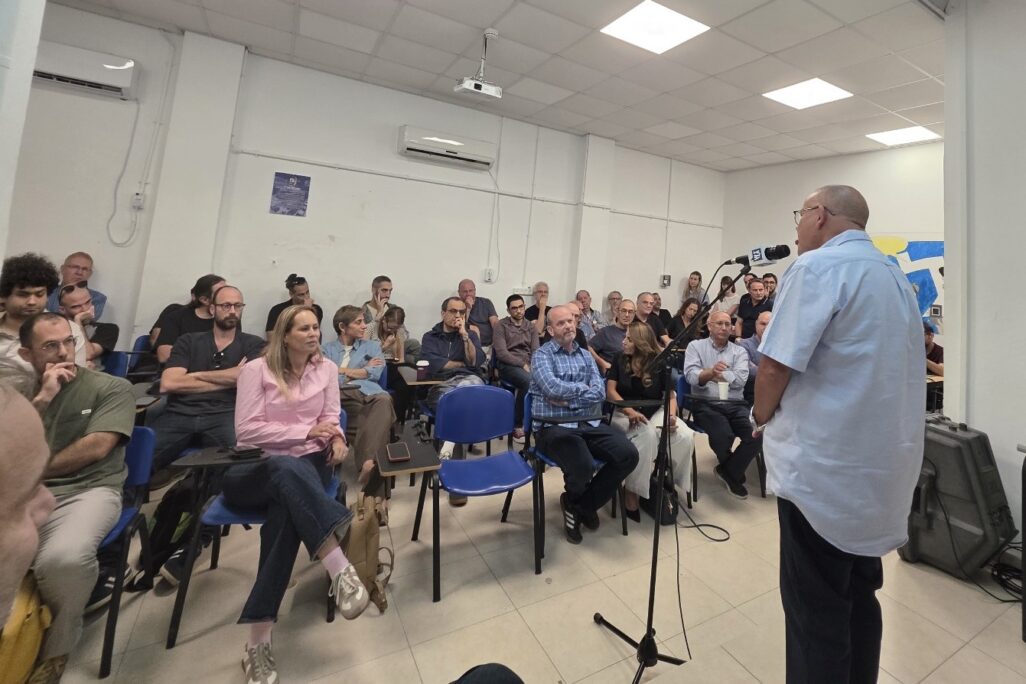 יו"ר ההסתדרות בביקור בתחנת הרדיו גלי צה"ל (צילום: ועד עובדי גלי צה"ל) יו"ר ההסתדרות בביקור בתחנת הרדיו גלי צה"ל (צילום: ועד עובדי גלי צה"ל)