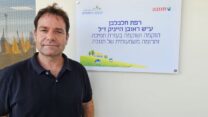 דגן יראל בחנוכת רפת כיסופים שנפגעה במתקפת 7 באוקטובר (צילום: התאחדות יצרני החלב)