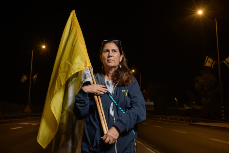 יעל אדר בצומת סעד. "חימם את ליבי לראות שיש אנשים שעמדו ככה בשביל תמיר, אז אני אהיה פה בשביל אחרים" (צילום: יונתן בלום)