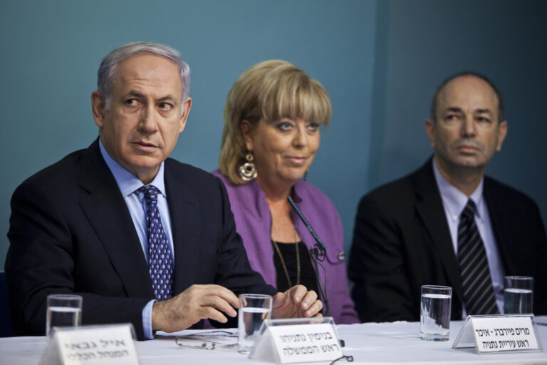 ראש עיריית נתניה מרים פיירברג (במרכז) לצד ראש הממשלה בנימין נתניהו, 2010 (צילום ארכיון: אביר סולטן/ פלאש 90)