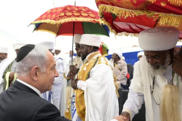 התמונה שפרסם משרד ראש הממשלה בנימין נתניהו לכבוד חג הסיגד, שצולמה ביום הזיכרון לנספי סודן (צילום: משרד ראש הממשלה)