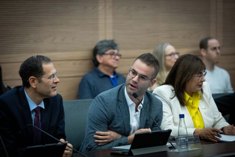 ח"כ יוראי להב-הרצנו (שני מימין) בכנסת. "איך יכול להיות שלא נערכנו לכך שתהיה כמות אנרגיה מספקת?" (צילום ארכיון: יונתן זינדל/ פלאש 90)