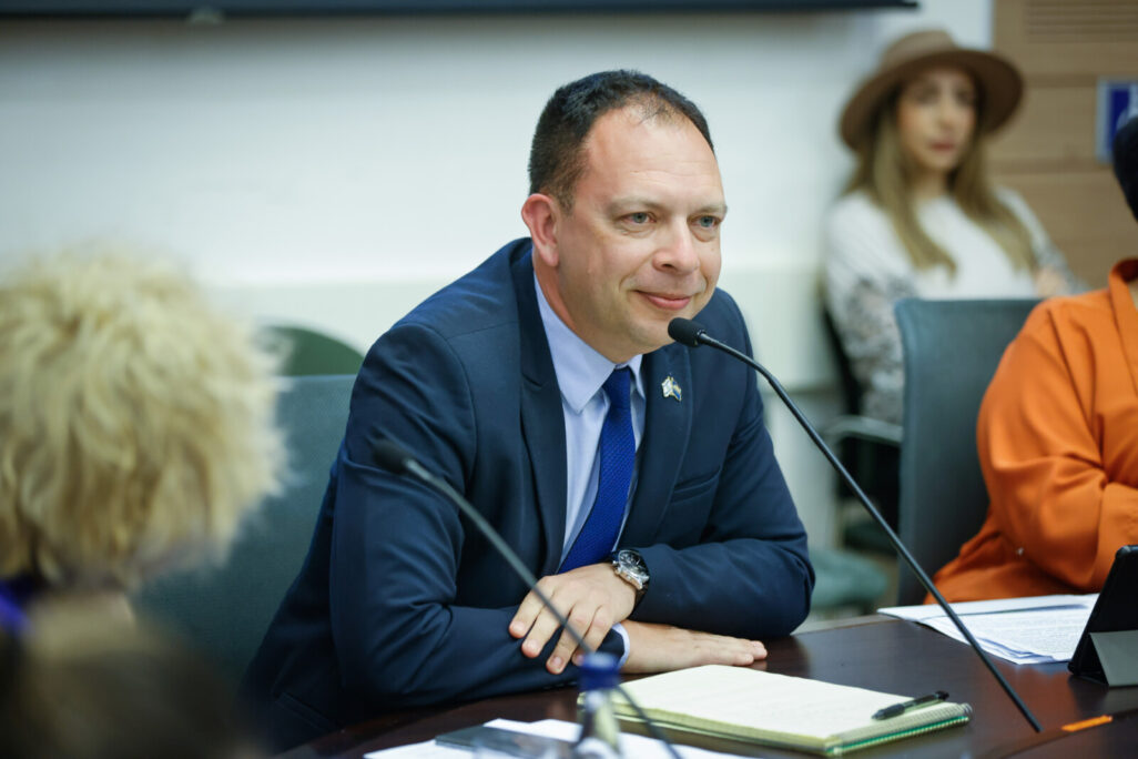 ח"כ ולדימיר בליאק בוועדה בכנסת (צילום: אריק מרמור/ פלאש 90) ח"כ ולדימיר בליאק בוועדה בכנסת (צילום: אריק מרמור/ פלאש 90)