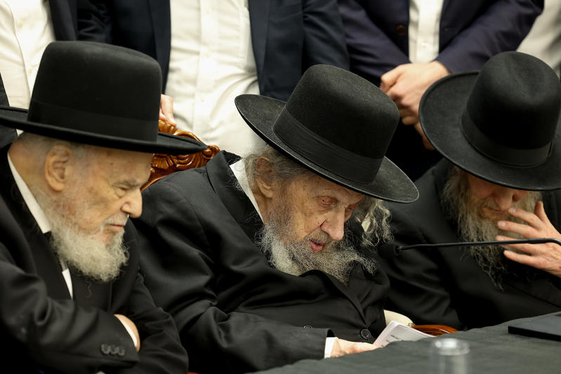 מנהיגי דגל התורה, הרב דוב לנדו (במרכז) והרב משה הלל הירש (משמאל) בכינוס בבני ברק (צילום ארכיון: שלומי כהן / פלאש 90)