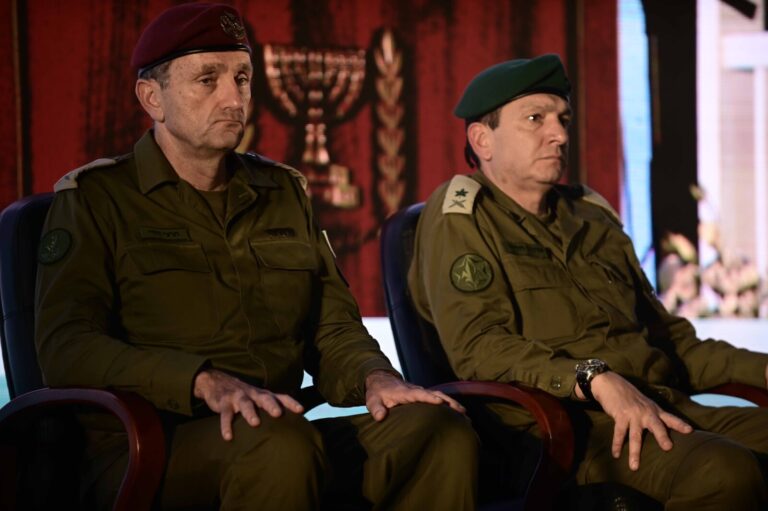 ראש אמ"ן לשעבר חליוה עם הרמטכ"ל לשעבר הלוי בטקס חילופי ר' אמ"ן (צילום: תומר נויברג/פלאש90)ס;